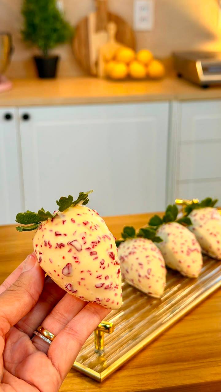 Morangos cravejados dispostos na bancada da cozinha