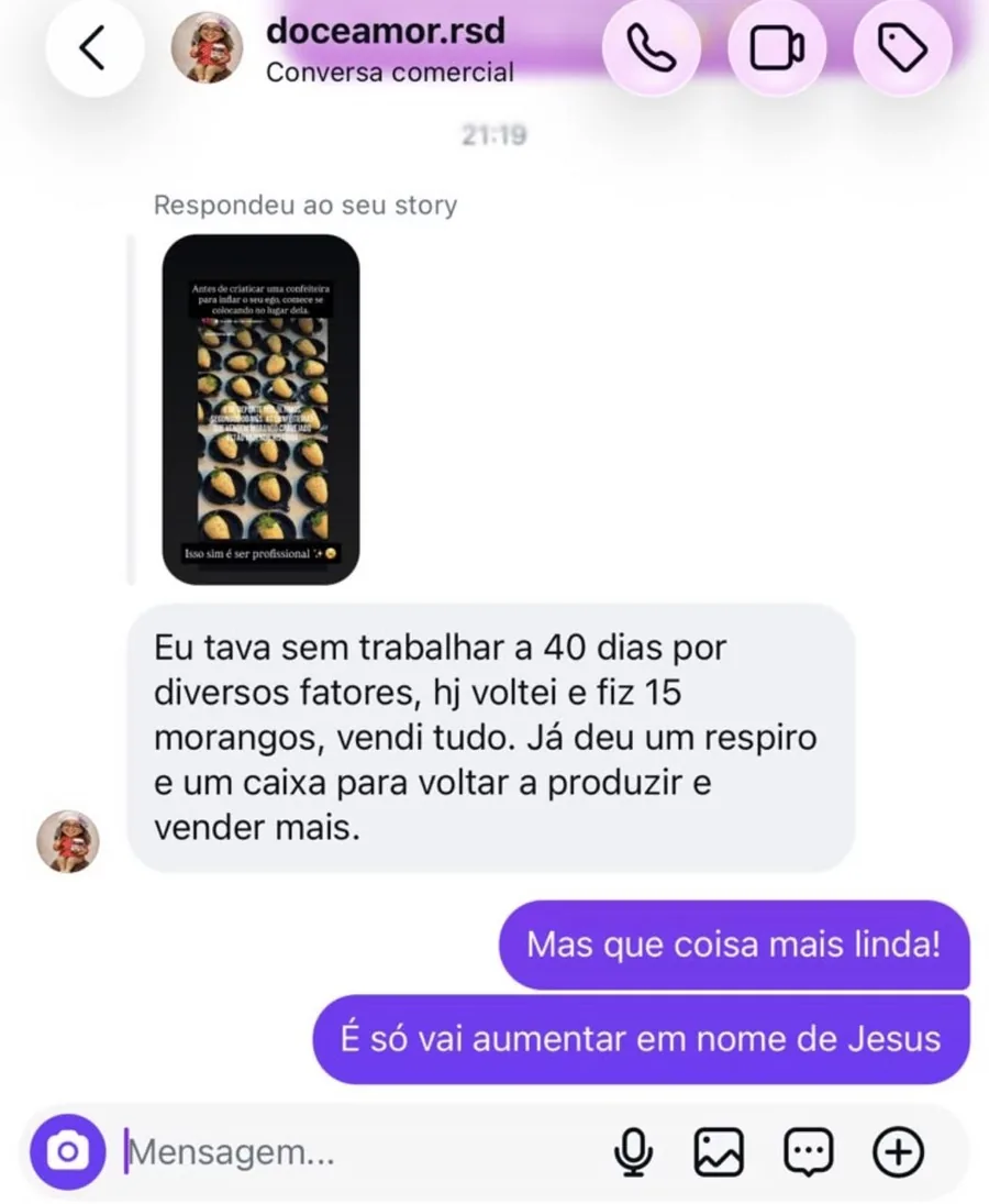 Print da mensagem no Instagram da aluna doceamor.rsd contando que voltou a produzir, fez 15 morangos cravejados e vendeu tudo no mesmo dia